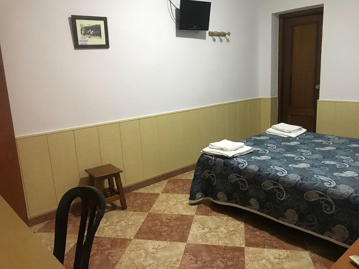 Hostal Bar San Pedro Майрена-дель-Алькор Екстер'єр фото